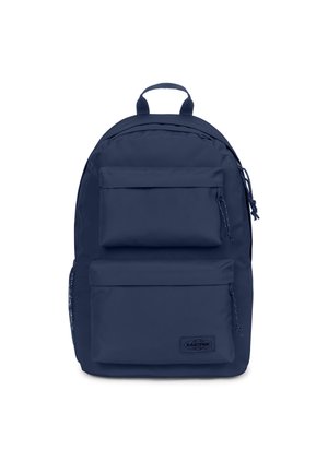 Mochila azul marino con dos bolsillos frontales con cremallera, un asa superior, correas de hombro acolchadas y un bolsillo lateral de malla.