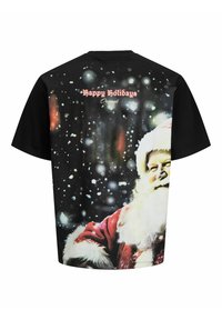 Sort T-shirt med et grafisk motiv af julemanden i en snevejrs scene. Teksten lyder "Glædelige Helligdage" i rød, med blød bomuldsstruktur.