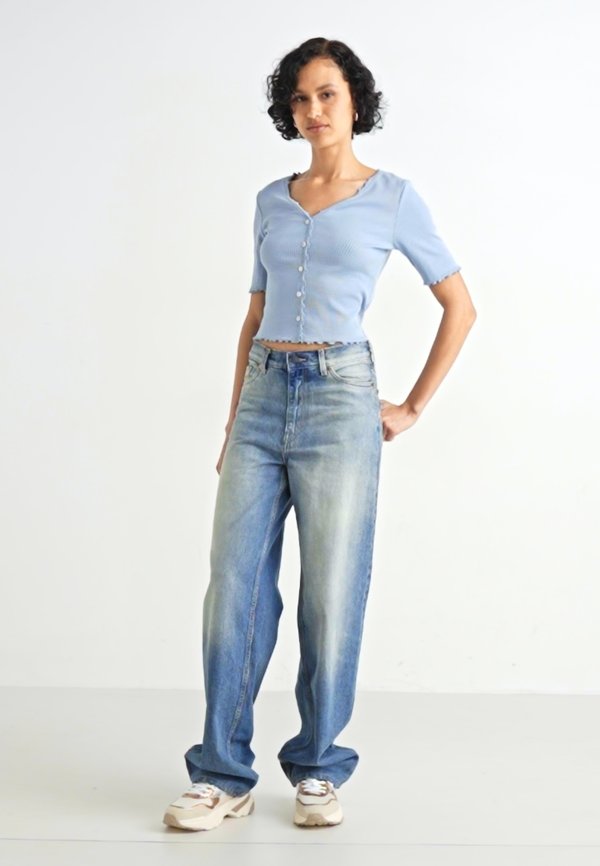 ONLLAILA BUTTON - Basic T-shirt - soft chambray3