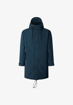 Chaqueta impermeable de color azul marino con capucha, botones a presión, cordón en la cintura y mangas largas. Textura suave, diseño casual.