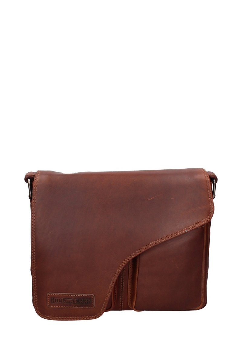 Borsa a tracolla in pelle marrone con chiusura a patta, caratterizzata da una cucitura diagonale e logo impresso, texture liscia e tracolla regolabile.