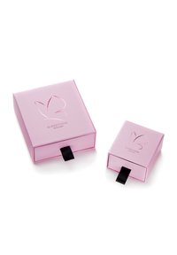 Roze kutije s sjajnom završnom obradom, s dizajnom leptira i crnom trakom za povlačenje. Jedna kutija je veća od druge.