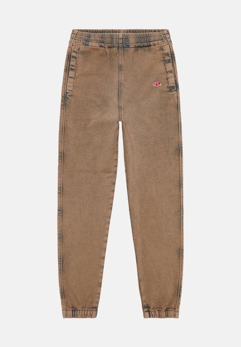 Pantalones jogger marrones con una cinturilla elástica, con una textura desgastada y rayas negras contrastantes, y un pequeño acento de logo rojo.