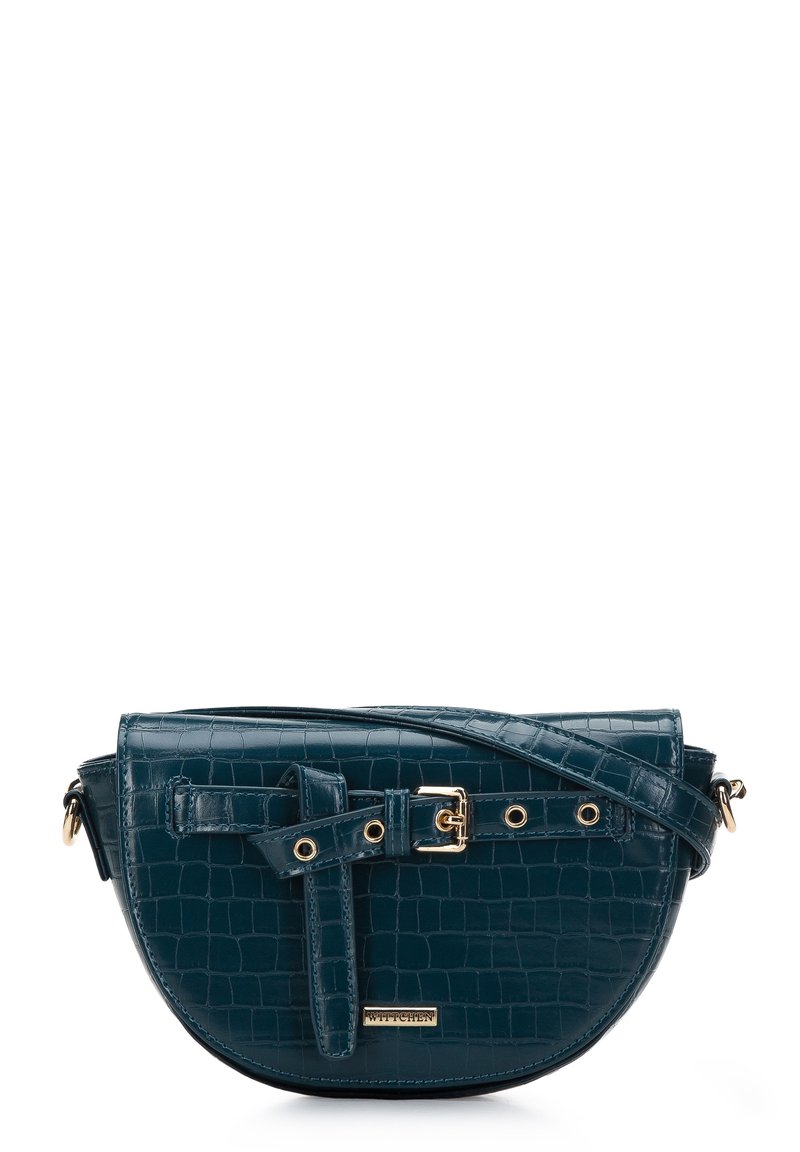 Teal faux-krokodil läder crossbody-väska med en böjd form, guldhårdvara, en spännardetalj på framsidan och en justerbar rem.