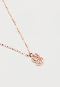 Κολιέ με αλυσίδα σε ροζ χρυσό και μενταγιόν διακοσμημένο με κρύσταλλα, σε σχήμα γράμματος «S» πάνω σε λευκό φόντο.