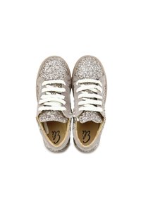 Zapatillas grises brillantes con paneles de ante, cordones blancos y una cremallera. Destacan por su textura brillante y diseño de punta redonda.