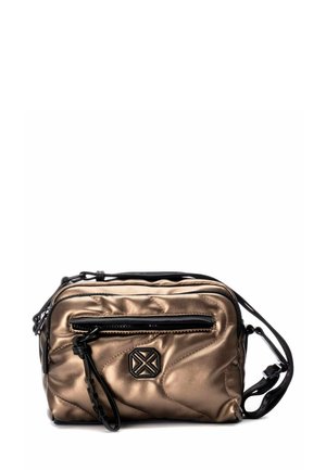 Bolso bandolera de bronce metálico con un patrón acolchado, detalles en negro, bolsillo frontal con cremallera y correa ajustable. Textura suave.