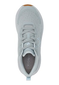 Scarpa sportiva grigia chiara con tomaia текстurizzata, lacci piatti, colletto imbottito e suola in gomma con un accento marrone sulla punta.