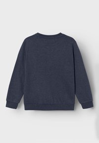 Sweat-shirt bleu marine avec un col rond et des poignets côtelés, fabriqué en tissu doux, présentant un design uni et des manches longues.