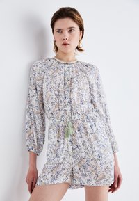 Blomstermønstrede romper i lett stoff, med rund hals, knappelukking foran, lange ermer og elastisk midje med en grønn dusker.
