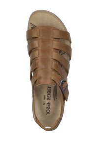 Brązowe skórzane sandały z wieloma paseczkami, otwartym noskiem, regulowanym klamrą z boku i teksturowaną wkładką.