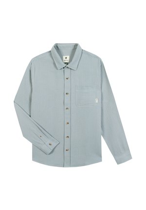 Hellblaues langärmliges Hemd mit Knöpfen, dünnen weißen vertikalen Streifen, Brusttasche und braunen Knöpfen, flach auf einem weißen Hintergrund ausgelegt.