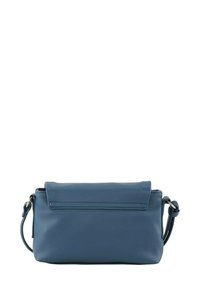 Borsa a tracolla blu in pelle con forma piatta, chiusura a pattina e tracolla rimovibile. Texture liscia con minimalismi nelle finiture hardware.
