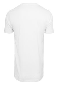 Balta medvilninė marškinėliai su apvalia kaklo iškirpte, trumpomis rankovėmis ir paprastu nugara. Nėra matomų raštų ar detalizacijos. Lygi tekstūra.