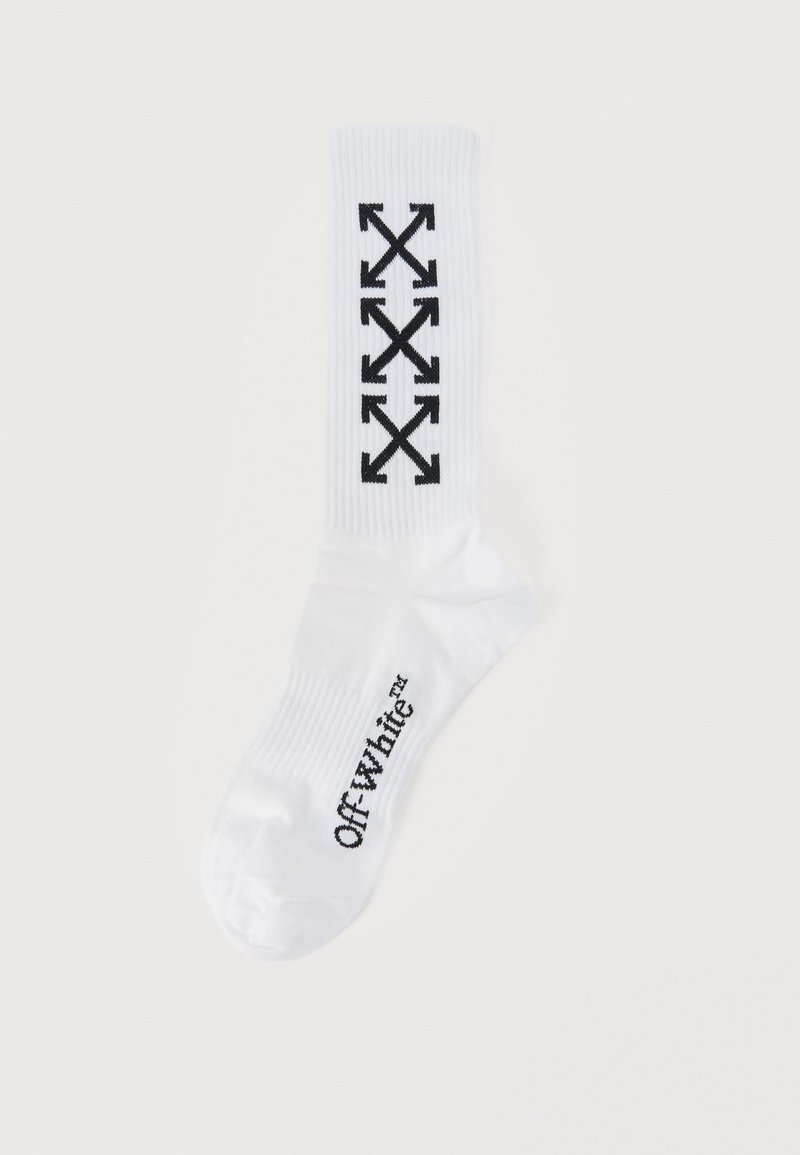 Chaussette blanche à bord-côte avec des flèches noires formant un motif en X le long de la jambe et le texte "Off-White™" sur le pied.