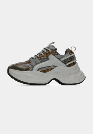 Baskets chunky avec des panneaux imprimés léopard gris, blanc et marron, des détails en mesh, une semelle épaisse et le nom de la marque "Buffalo" sur la bride du talon.