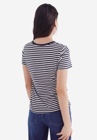 Marineblå og hvid stribet bomulds t-shirt med korte ærmer og rund halsudskæring, med en tætsiddende silhuet og glat tekstur.