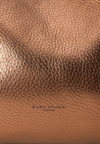 Gianni Chiarini DUA - Rankinė - toasted/moro