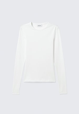 Biele jednofarebné tričko s dlhým rukávom a okrúhlym výstrihom s priliehavým strihom, zobrazené na svetlosivom pozadí.