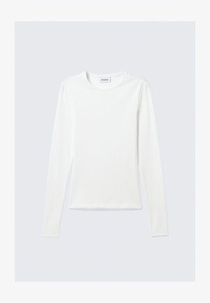 Biele jednofarebné tričko s dlhým rukávom a okrúhlym výstrihom s priliehavým strihom, zobrazené na svetlosivom pozadí.