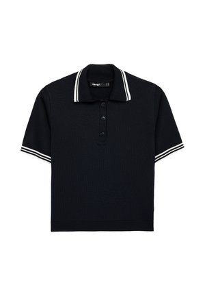 Polo nera a maniche corte con doppie strisce bianche sul colletto e sui bordi delle maniche, con tre bottoni neri sulla patta frontale.