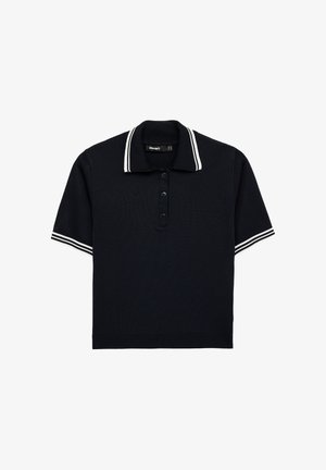Polo nera a maniche corte con doppie strisce bianche sul colletto e sui bordi delle maniche, con tre bottoni neri sulla patta frontale.