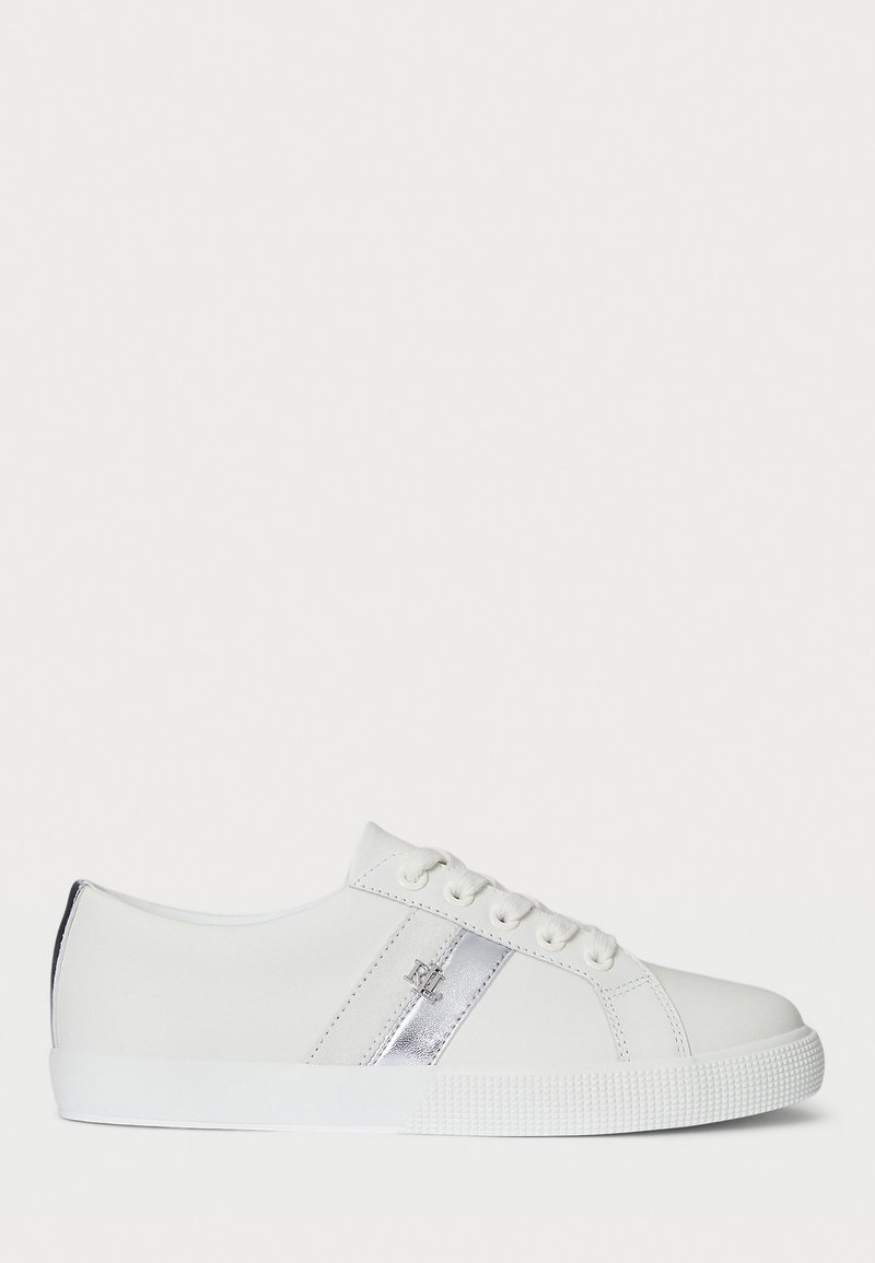 Sneaker alb fabricat din material sintetic, având o linie argintie, vârf rotund, talpă din cauciuc și șase găuri pentru șireturi. Textura este netedă.