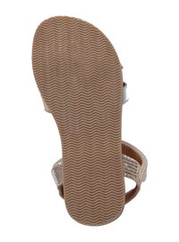 Bruine rubberen zool van een sandaal met een gestructureerd golvend patroon. Heeft een bovenband in zilver, met een gaasontwerp en een gladde afwerking.