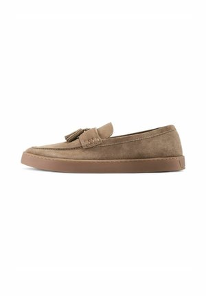 Brązowy zamszowy mokasyn z frędzlami, przeszyciami i płaską gumową podeszwą, pokazany z boku na białym tle.