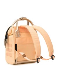 Pfirsichfarbene Rucksack mit goldenen Akzenten, doppeltem Griff, verstellbaren Trägern und schwarzem Reißverschluss. Verfügt über eine strukturierte Oberfläche und Seitentaschen.