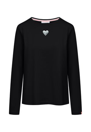 Zwart shirt met lange mouwen en een klein zilveren hartembleem gecentreerd nabij de halslijn en een ronde kraag.