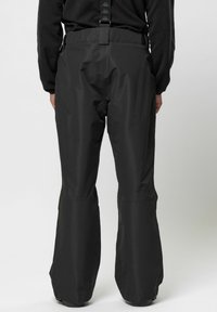 Zwarte waterdichte sneeuwbroek met verstelbare bandjes, uitlopende onderkant en een gladde textuur, met een minimalistisch ontwerp en zonder zichtbare logo's.