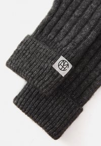 Graue, gerippte Strickhandschuhe aus Wolle mit einem Logo-Patch. Die Stofftextur wirkt weich und dick und bietet Wärme und Komfort.