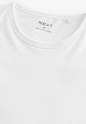 Witte katoenen T-shirt met een ronde hals, met een geprinte label aan de binnenkant waarop het merk "NEXT" en maat "M" staan vermeld.