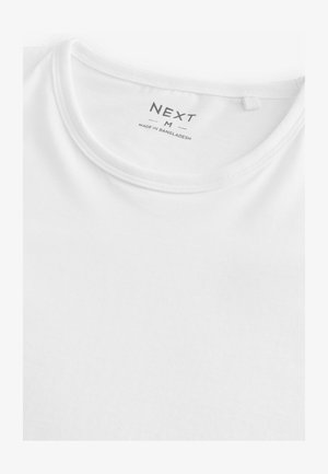 Witte katoenen T-shirt met een ronde hals, met een geprinte label aan de binnenkant waarop het merk "NEXT" en maat "M" staan vermeld.