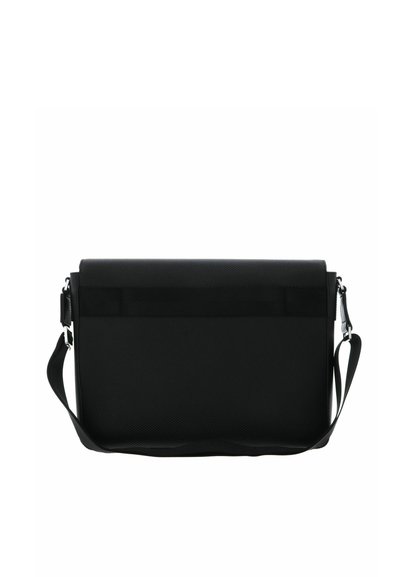 Sac bandoulière rectangulaire noir avec rabat, bandoulière réglable et fermoirs métalliques, sur fond blanc.