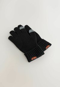 Zwarte gebreide handschoenen met grijze vingertoppen en oranje "Superdry" labels op de geribbelde manchetten, plat gelegd op een lichte ondergrond.