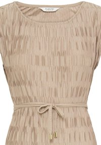 Robe beige texturée à manches courtes avec un design en tissu froncé et une fine ceinture nouée à la taille avec des embouts en métal doré.