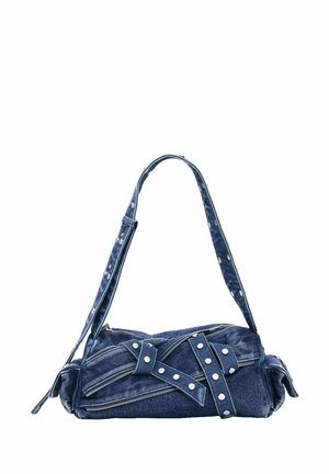 Blå denim håndtaske med sølvnitter og lynlåsdetaljer, med bred strop og dekorativ skrå strop foran.