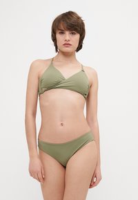 Khaki zöld bikiniszett, amely egy háromszög alakú toppal rendelkezik, csavart elülső dizajnnal, és illő alacsony derékú alsóval, sima, rugalmas anyagból készült.