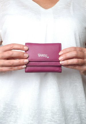 Portafoglio VARGU in pelle viola, caratterizzato da una texture liscia e un design minimalista con due tasche orizzontali per carte e logo impresso.