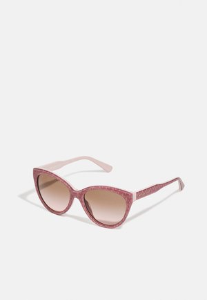Óculos de sol estilo gato com uma armação estampada em rosa e lentes de gradiente. Apresenta uma textura suave e detalhes da marca nas hastes.