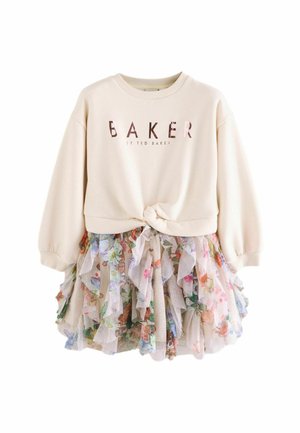 Vestido sudadera largo de manga larga color crema con texto "BAKER" en la parte superior y falda de tul floral en capas con volantes y destellos.