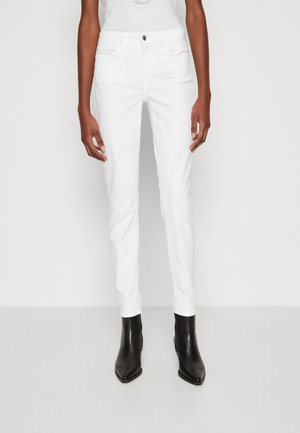 Jeans ajustados blancos con un frontal plano, cinco bolsillos y un cierre de botón único. El material parece suave con un ligero brillo.