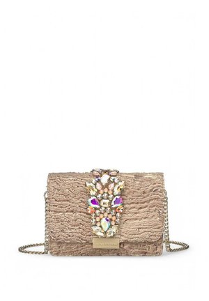 Bolso de mano beige con tela texturizada, que presenta un cierre decorativo con joyas de varios colores y una correa de cadena.