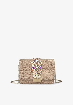Bolso de mano beige con tela texturizada, que presenta un cierre decorativo con joyas de varios colores y una correa de cadena.