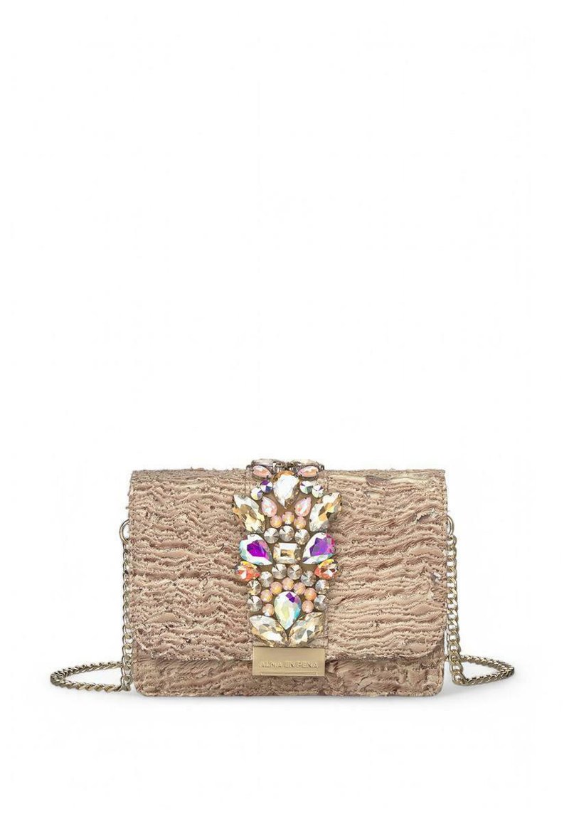 Bolso de mano beige con tela texturizada, que presenta un cierre decorativo con joyas de varios colores y una correa de cadena.