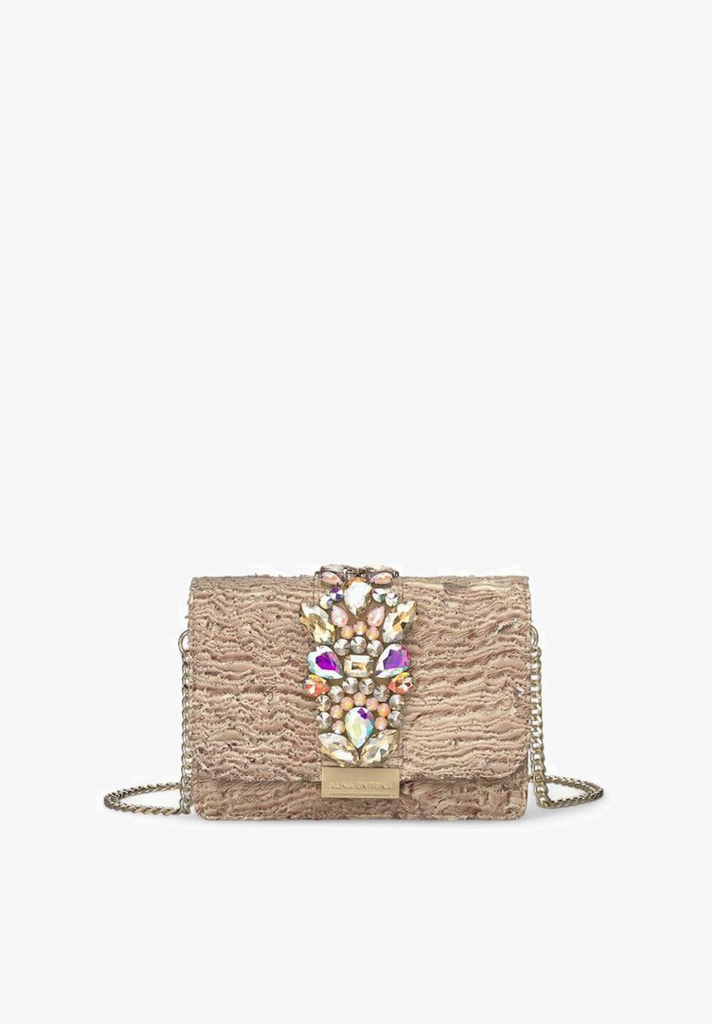 Bolso de mano beige con tela texturizada, que presenta un cierre decorativo con joyas de varios colores y una correa de cadena.