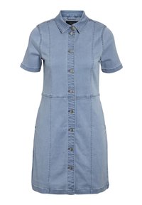 Vestido camiseiro de ganga azul claro com colarinho, mangas curtas, botões frontais e bolsos laterais, apresentando detalhes de costura vertical por todo o vestido.