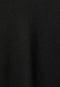 Tissu en maille côtelée noire avec des lignes texturées verticales créant un motif rayé subtil.